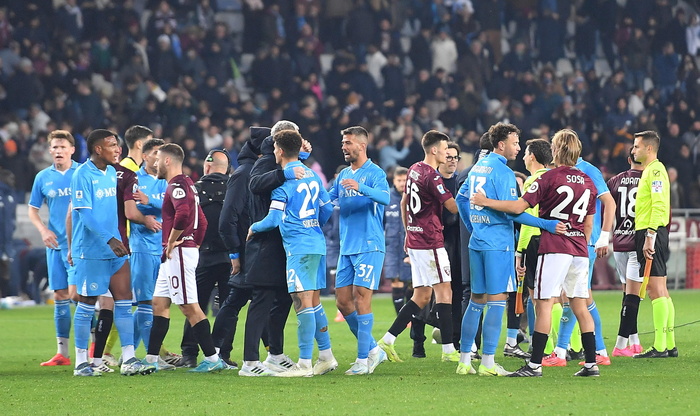 Napoli beat Torino to remain Serie A leaders