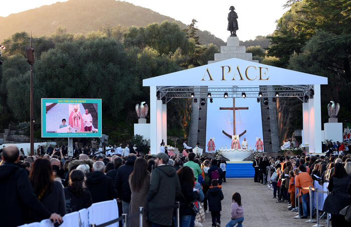 Papa ad Ajaccio, 15mila fedeli alla messa