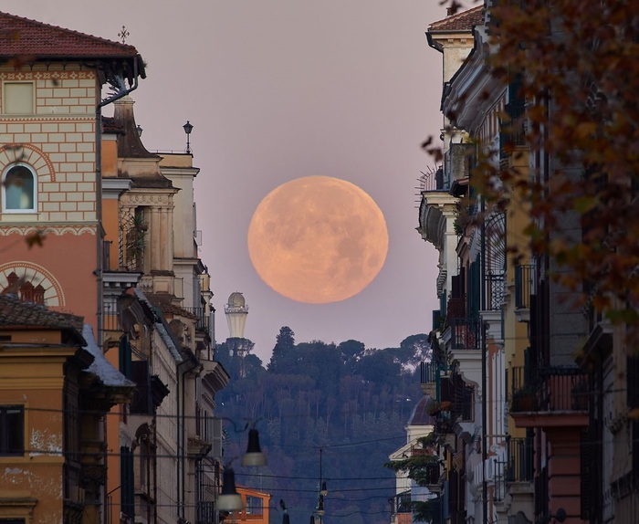 Su Roma splende la Luna più alta nel cielo dal 2007 al 2042