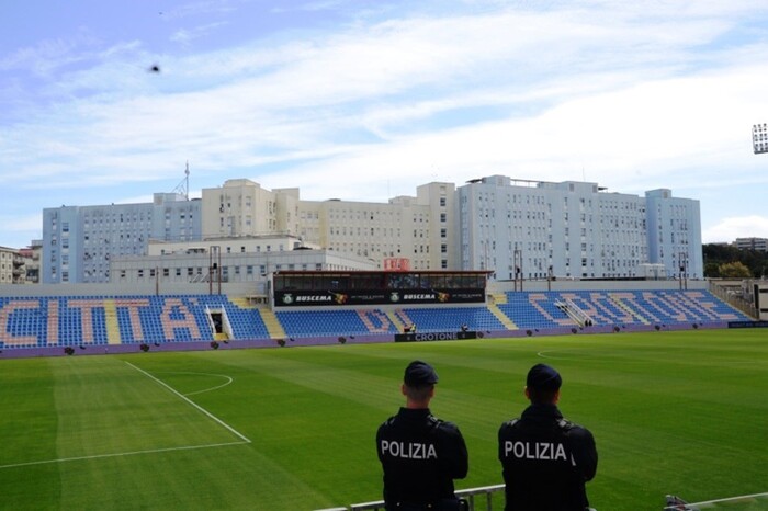 Lancia bottiglia contro tifosi, Daspo a calciatore Benevento