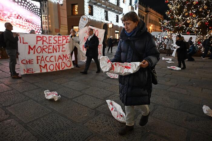 Flash mob Pro Palestina, fagottini bianchi sotto albero Natale