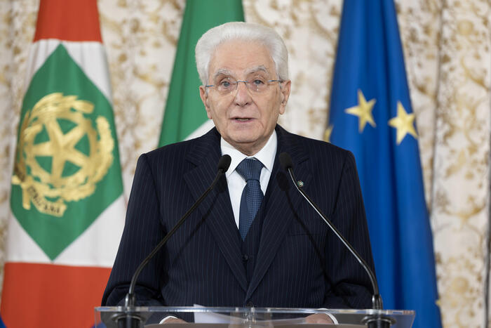 Mattarella a Livorno, applausi al suo arrivo a bordo nave Trieste