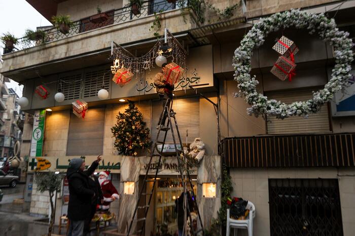 Rogo di un albero di Natale, proteste a Damasco per i diritti dei cristiani. Raggiunto un accordo sullo scioglimento dei gruppi armati – Medio Oriente – Ansa.it