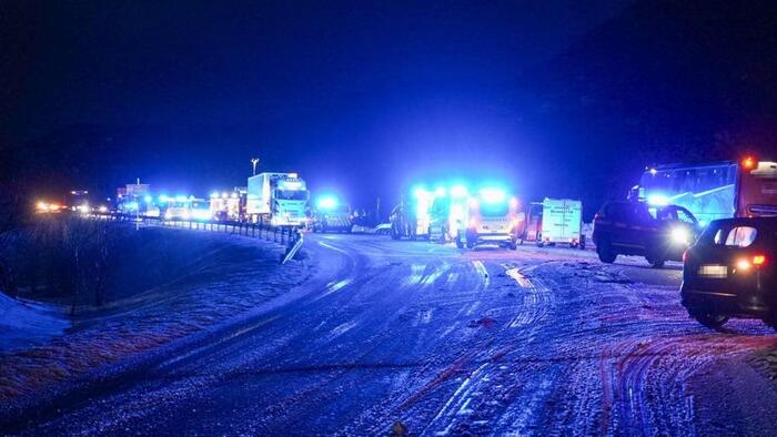 Grave incidente in Norvegia, bus con 58 persone a bordo sbanda e finisce in un lago. Almeno 3 morti – Notizie – Ansa.it