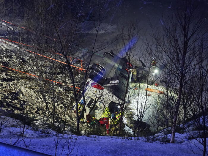 Norvegia, bus con 58 persone sbanda e finisce in un lago. Almeno 3 morti – Notizie – Ansa.it