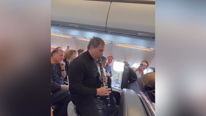 La musica dell’orchestra di Santa Cecilia sul volo Roma-Parigi – Spettacolo – Ansa.it