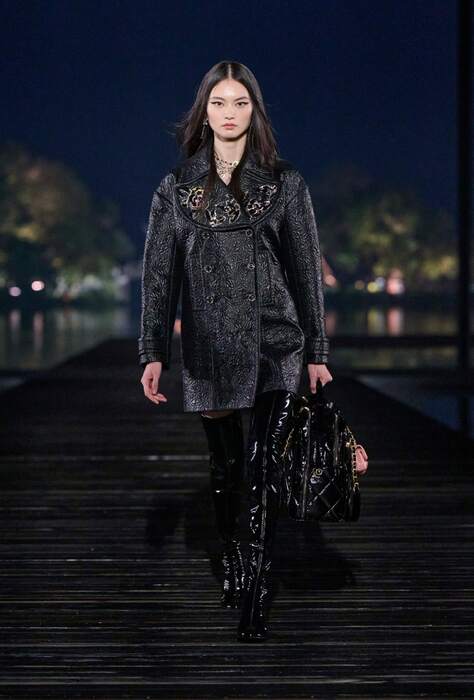 La sfilata di Chanel Métiers d'Art in Cina sul West Lake