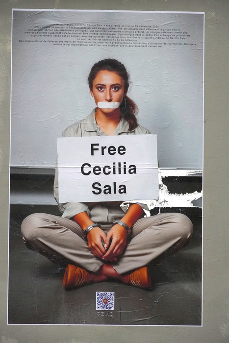 'Free Cecilia Sala', lo street artist Ozmo in azione a Parigi