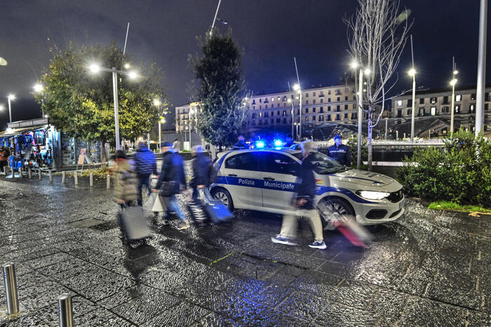 A Napoli cade una piastra da un balcone e ferisce una donna, forse è stata lanciata – Notizie – Ansa.it