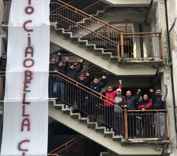 Striscione Comitato saluta la Vela Gialla evacuata a Scampia RIPRODUZIONE RISERVATA 