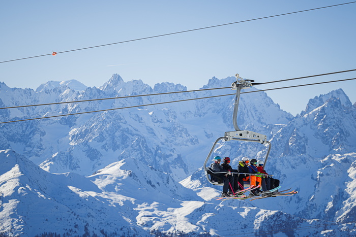 Ski lifts hit by gusts of wind, 150 rescued in Valsesia