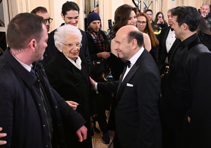 Alla Scala una Prima 'demure' che vira sul nero