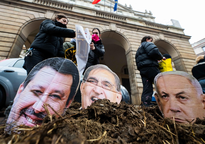 Anti-govt protesters dump manure at La Scala premiere