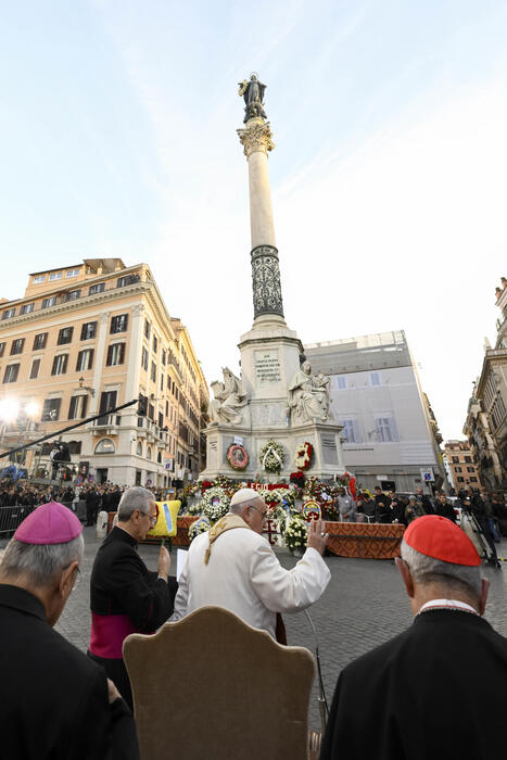 Bullfighting activist tries to jump papal cortege