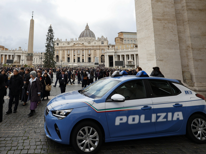 Tenta di avventarsi su auto corteo del Papa, bloccata