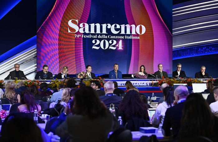 Sanremo 2024, Amadeus e i suoi look tra tradizione e superstizione - Radio  Zeta