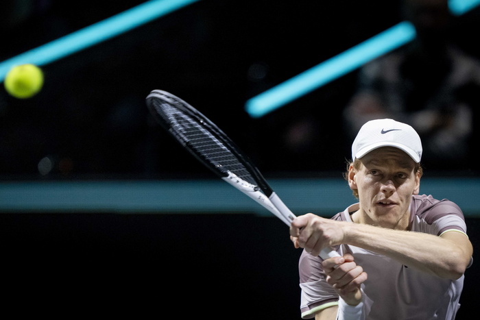 Atp Rotterdam: Raonic si ritira, Sinner in semifinale