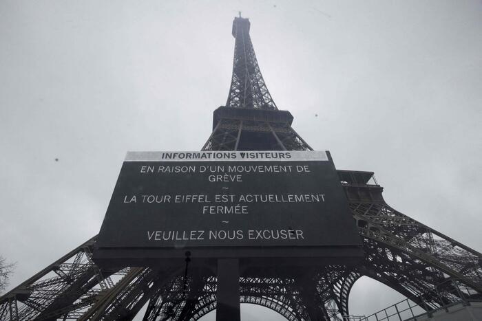 Francia: terzo giorno di sciopero alla Tour Eiffel - Notizie 