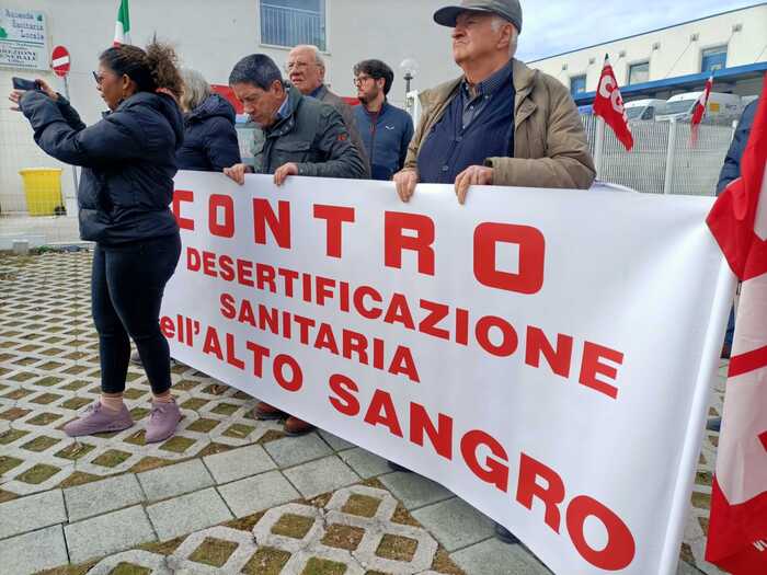 Nuclei Cure Primarie, Manifestanti Nella Sede Asl All'Aquila - Notizie ...