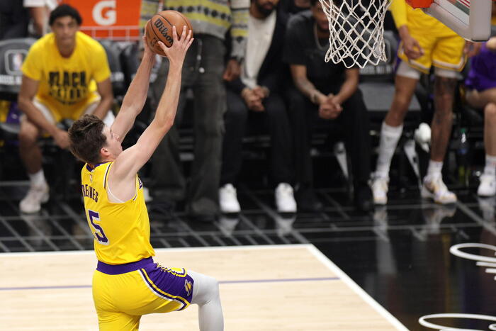 Nba: aspettando Doncic, i Lakers dominano il derby