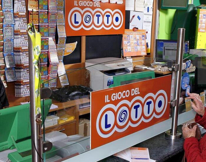 Strappa un gratta e vinci e lo mette all'asta: professore raccoglie 12mila  euro in un giorno - La Martinella di Firenze