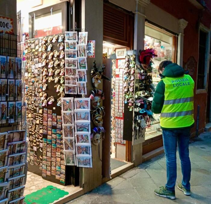 Guerra a paccottiglia, Comune Venezia fa chiudere primi negozi – Notizie