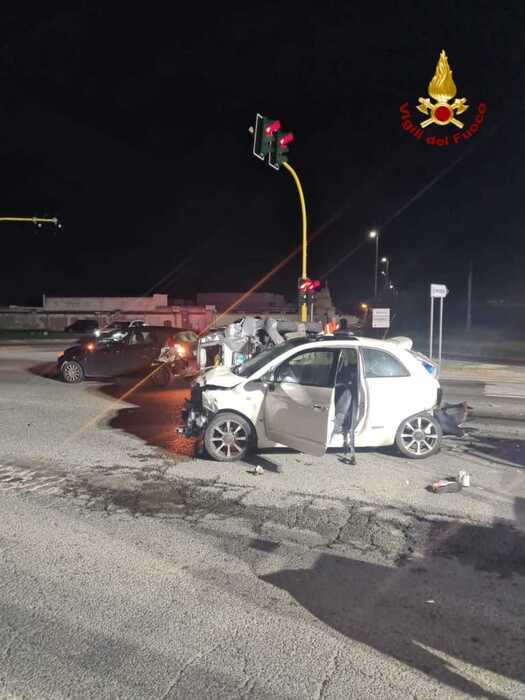 Auto piomba su vetture al semaforo, tre feriti sulla 554 – Notizie