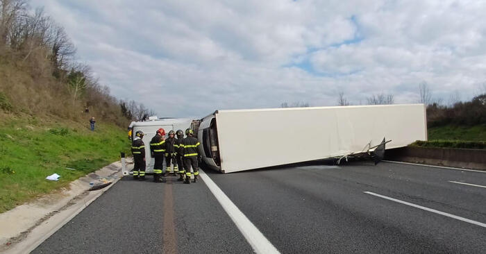 Chiuso tratto sulla A1 per un camion ribaltato, 9 km di coda – Notizie – Ansa.it