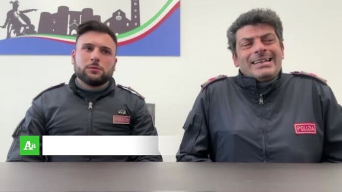 Poliziotti salvano 14enne che si voleva lanciare nel vuoto a scuola “Ho pensato alle mie figlie” – Italia – Ansa.it