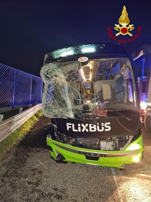 Pullman coinvolto in incidente su A1, morto un 19enne e sei feriti – Notizie – Ansa.it