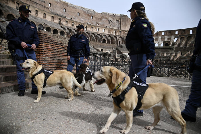 Tiratori scelti e filtraggi, oltre 600 agenti per la via Crucis del Papa – Notizie – Ansa.it