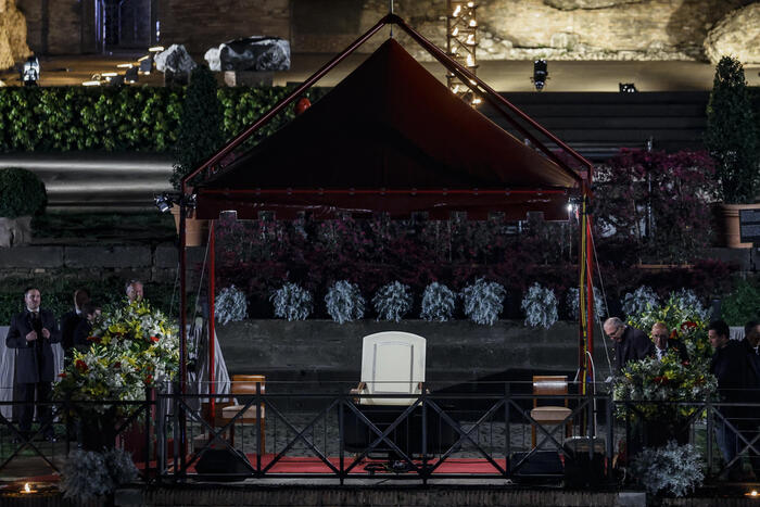 Il Papa non è andato al Colosseo, ha seguito la Via Crucis da S.Marta – Notizie – Ansa.it