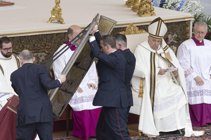 Il vento rovescia l’icona ‘Resurrexit’ durante la messa a San Pietro – Primopiano – Ansa.it