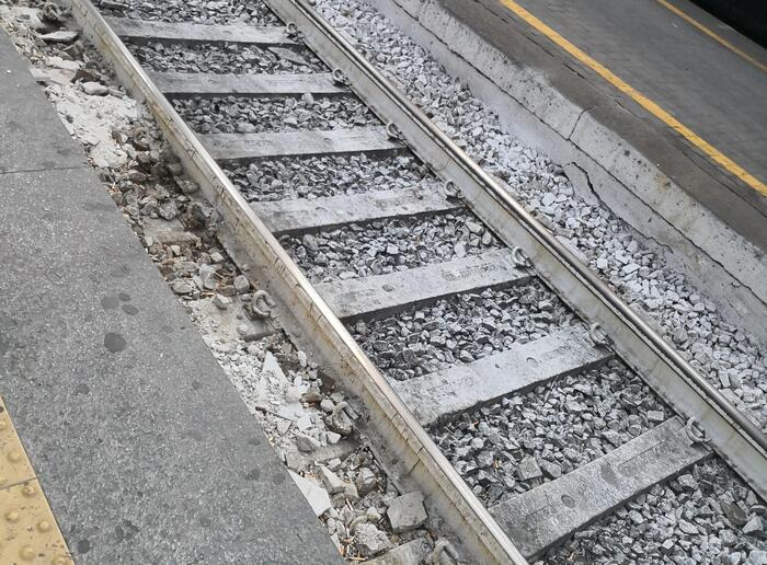 Catena da bici sulla linea dei treni in Veneto. Mit: 'Estrema preoccupazione'