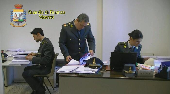 Riciclaggio tramite una banca abusiva cinese, 13 arresti