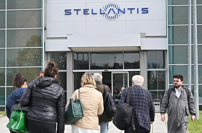 Sindacati chiedono a Stellantis un aumento dei salari dell'8,8%