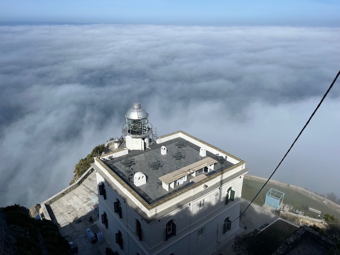 A Ischia, il faro di Punta Imperatore avvolto dalla nebbia – Notizie – Ansa.it