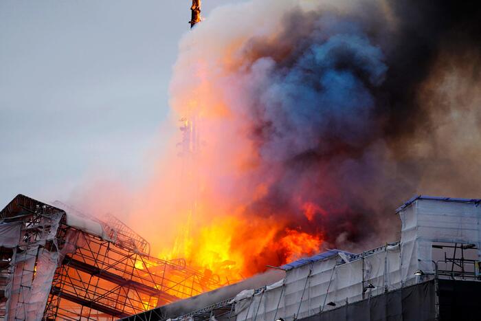 In fiamme la Borsa di Copenaghen, crollata la guglia – Notizie – Ansa.it