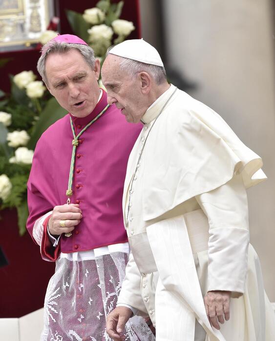 Il Papa cambia il suo funerale e attacca mons.Gaenswein : ‘Da lui mancanza di umanità’ – Notizie – Ansa.it