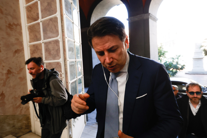 Conte: 'Candidarsi e non andare in Ue è una presa in giro'