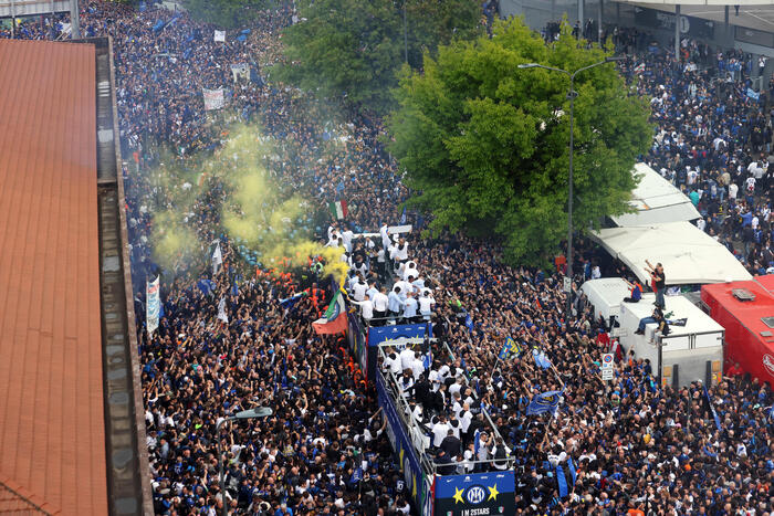 March to Victory: Inter’s Tricolor Celebration and Parade in Milan