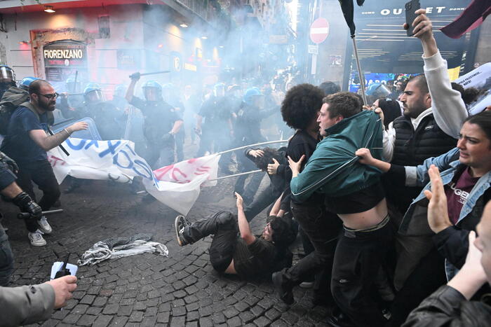 Protesta contro la Nato a Napoli, scontri manifestanti-Polizia – Notizie – Ansa.it