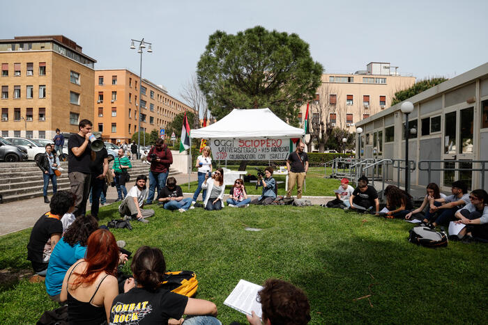 Due studentesse si incatenano davanti al Rettorato della Sapienza – Notizie – Ansa.it