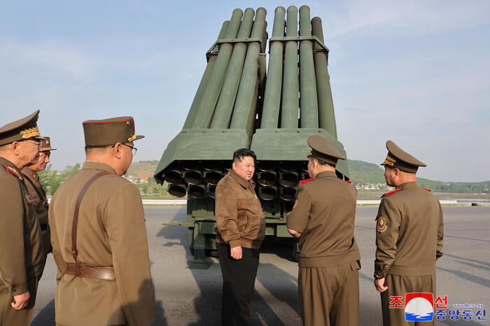 Corea Nord, Kim Jong Un supervisiona test lanciarazzi multiplo