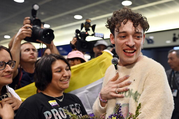 Nemo Wins Eurovision 2024: Return to Switzerland Draws Crowds at Zurich Airport