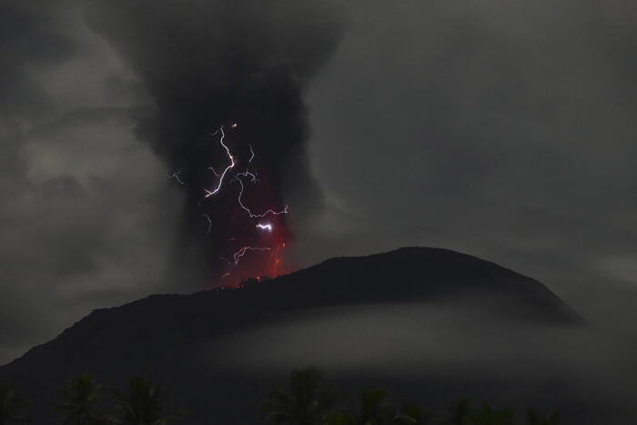 Eruzione vulcanica in Indonesia, bilancio morti sale a 10