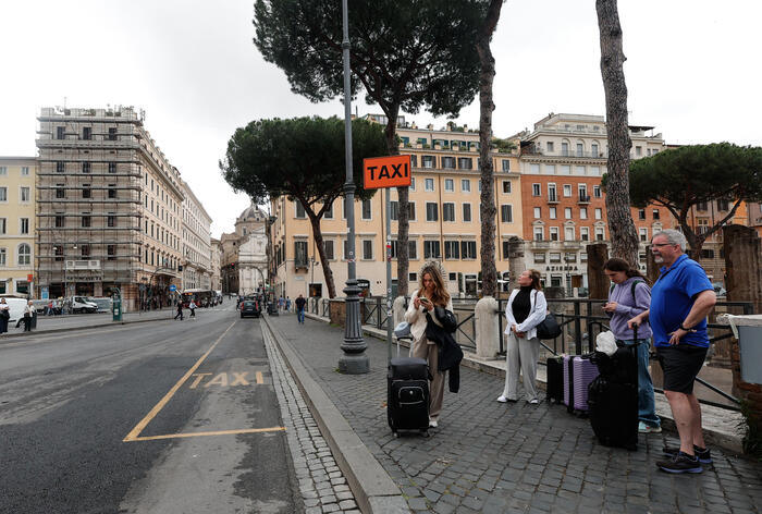 L’Autorità dei trasporti: ‘A Roma servono mille taxi in più’  – Politica – Ansa.it