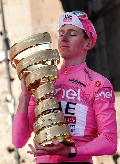 Giro: Pogacar fetes win by eating first Rome carbonara