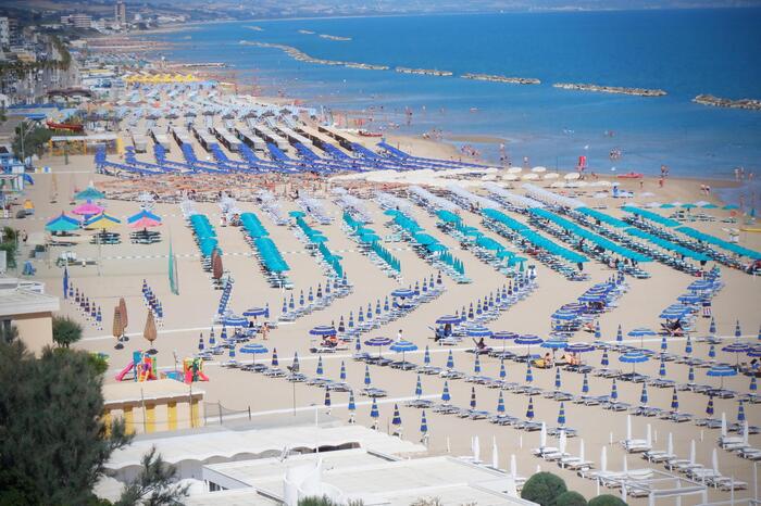 Ultima spiaggia, stabilimenti chiusi in attesa del bando