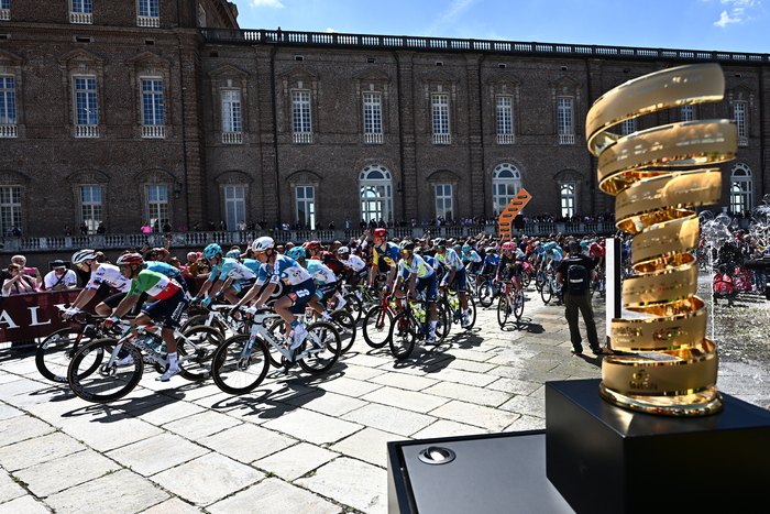 Via al Giro d'Italia, la corsa Rosa è partita